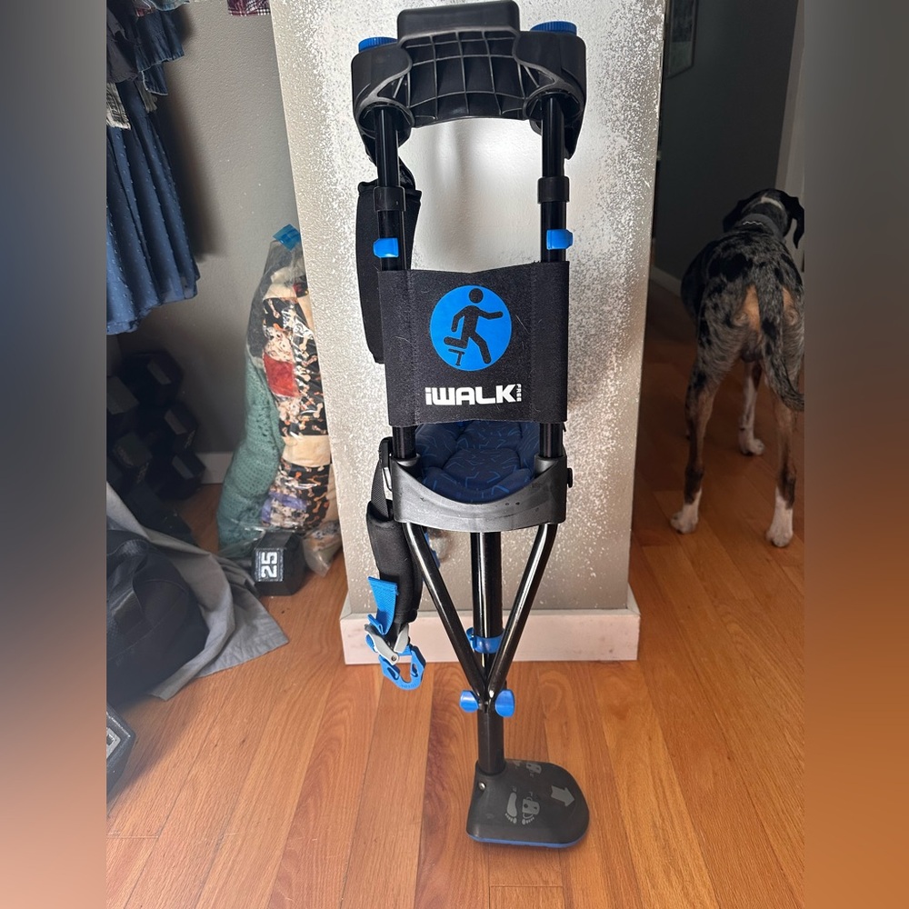 Hands free knee crutch I-Walk brand